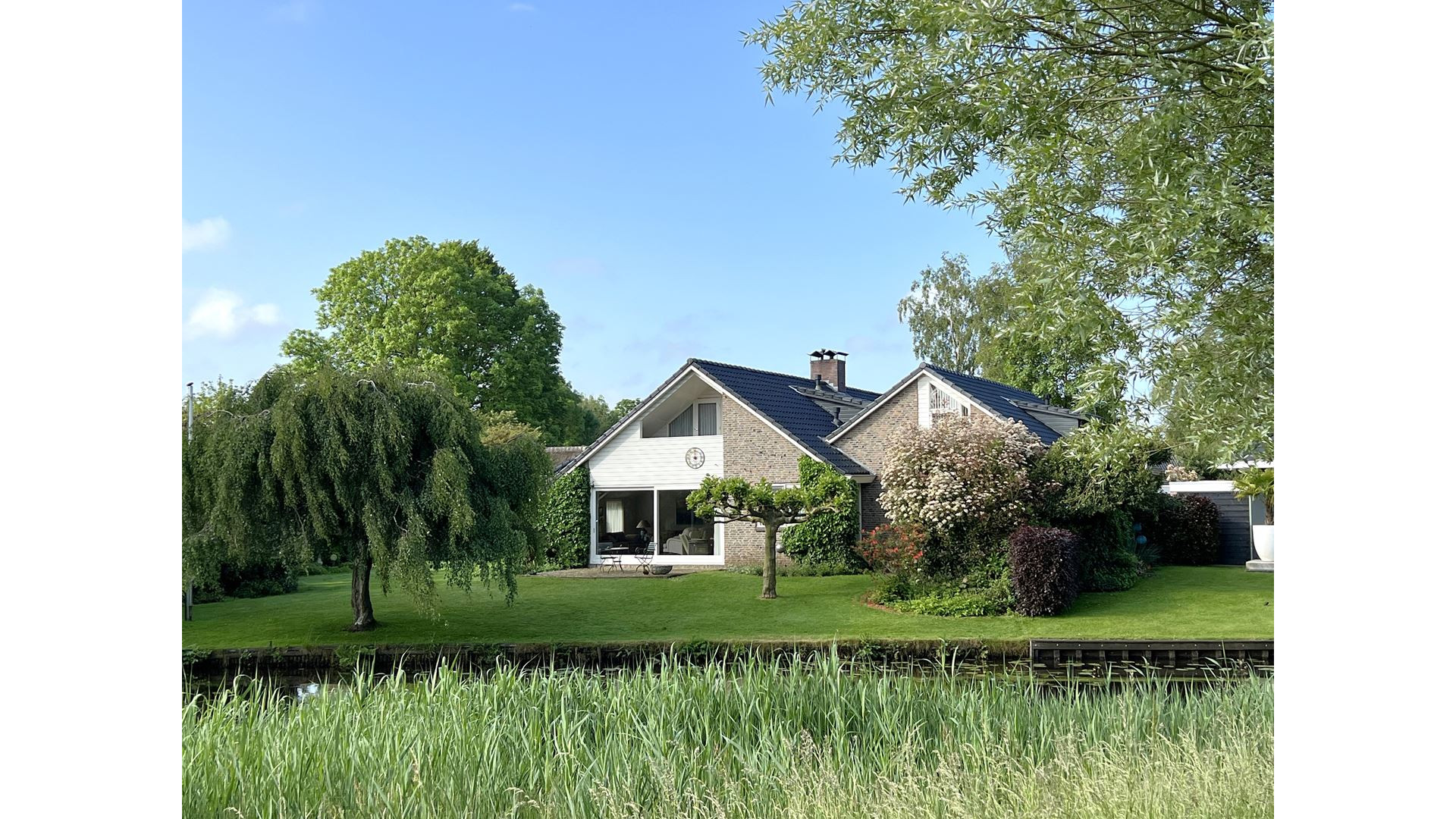 Kijk: Paul de Munnik koopt prachtige vrijstaande villa met bijgebouw. 2