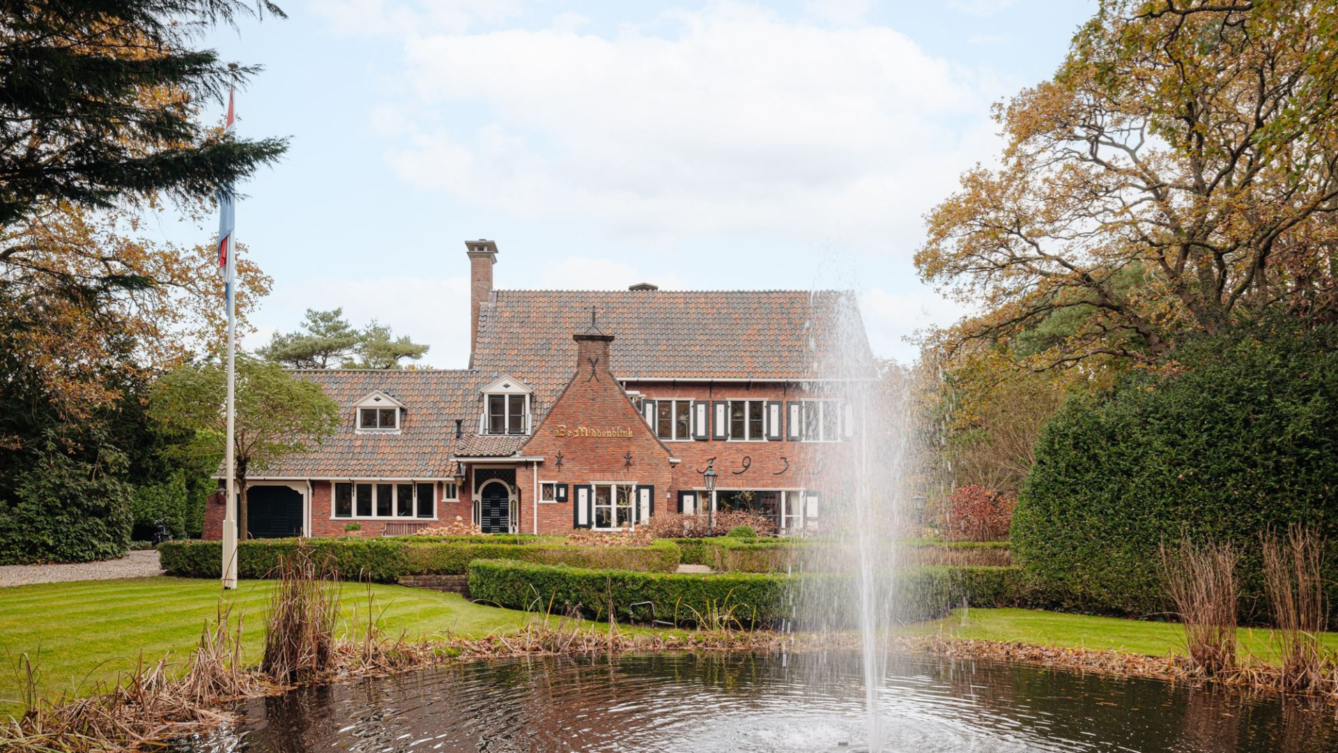 Deze tV producent zet hakbijl in de vraagprijs van zijn miljoenen villa. Zie foto's 1
