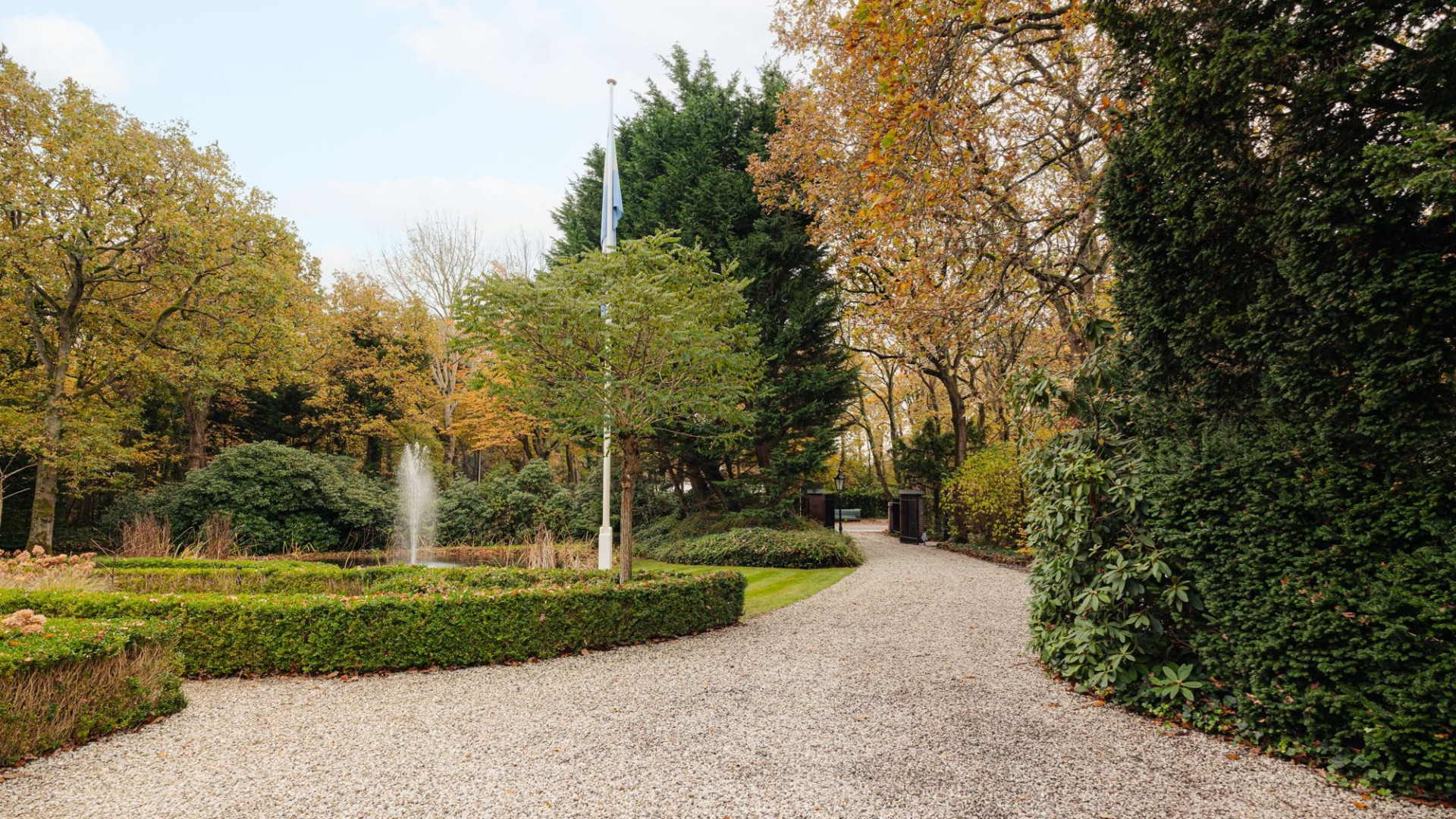Deze tV producent zet hakbijl in de vraagprijs van zijn miljoenen villa. Zie foto's 2
