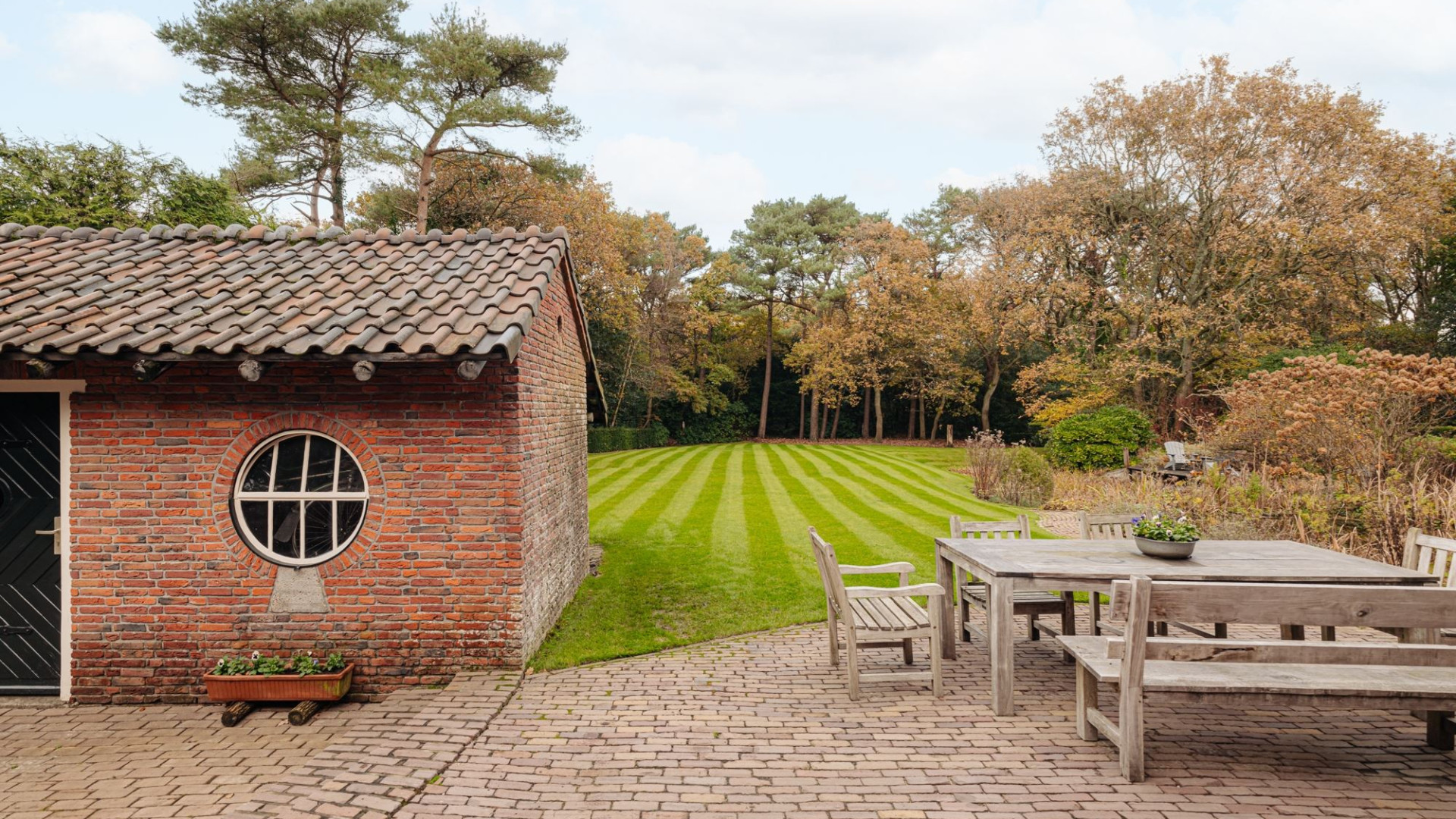 Deze tV producent zet hakbijl in de vraagprijs van zijn miljoenen villa. Zie foto's 10