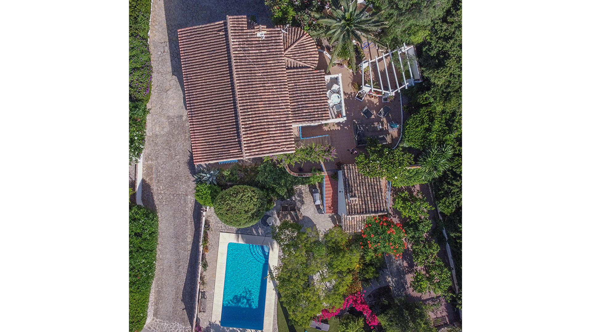 ZIEN: Te koop deze prachtige vrijstaande villa aan de Spaanse Costa Blanca met zwembad en eigen vijver!