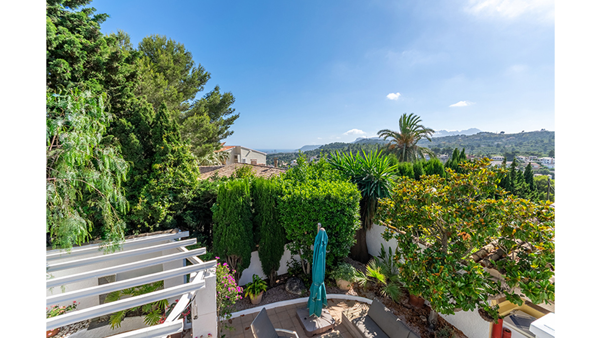 ZIEN: Te koop deze prachtige vrijstaande villa aan de Spaanse Costa Blanca met zwembad en eigen vijver!