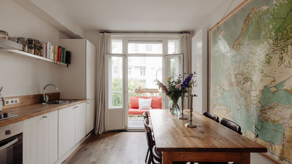 Wietze de Jager keert deze zomer even terug naar Nederland en gaat  in dit appartement wonen. Zie foto's