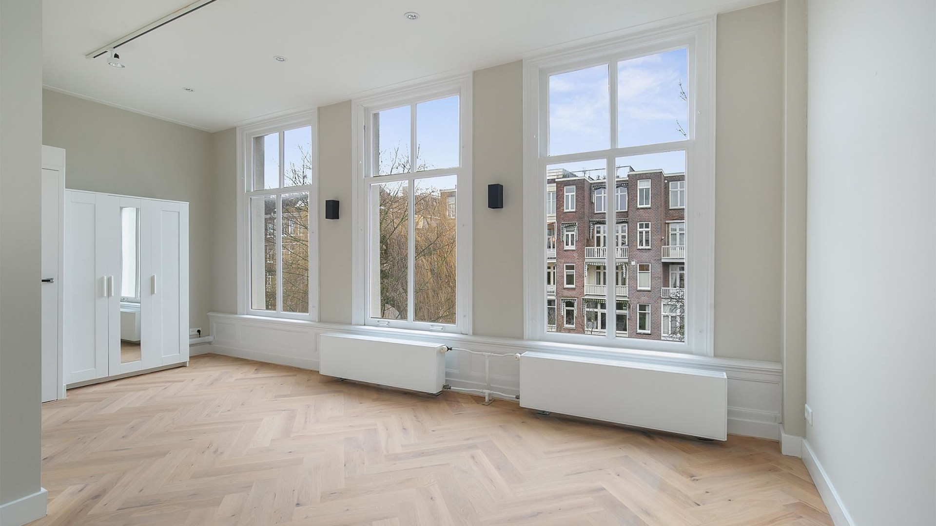 Dave Roelvink huurt luxe appartement naast vader Dries. Zie foto's 9