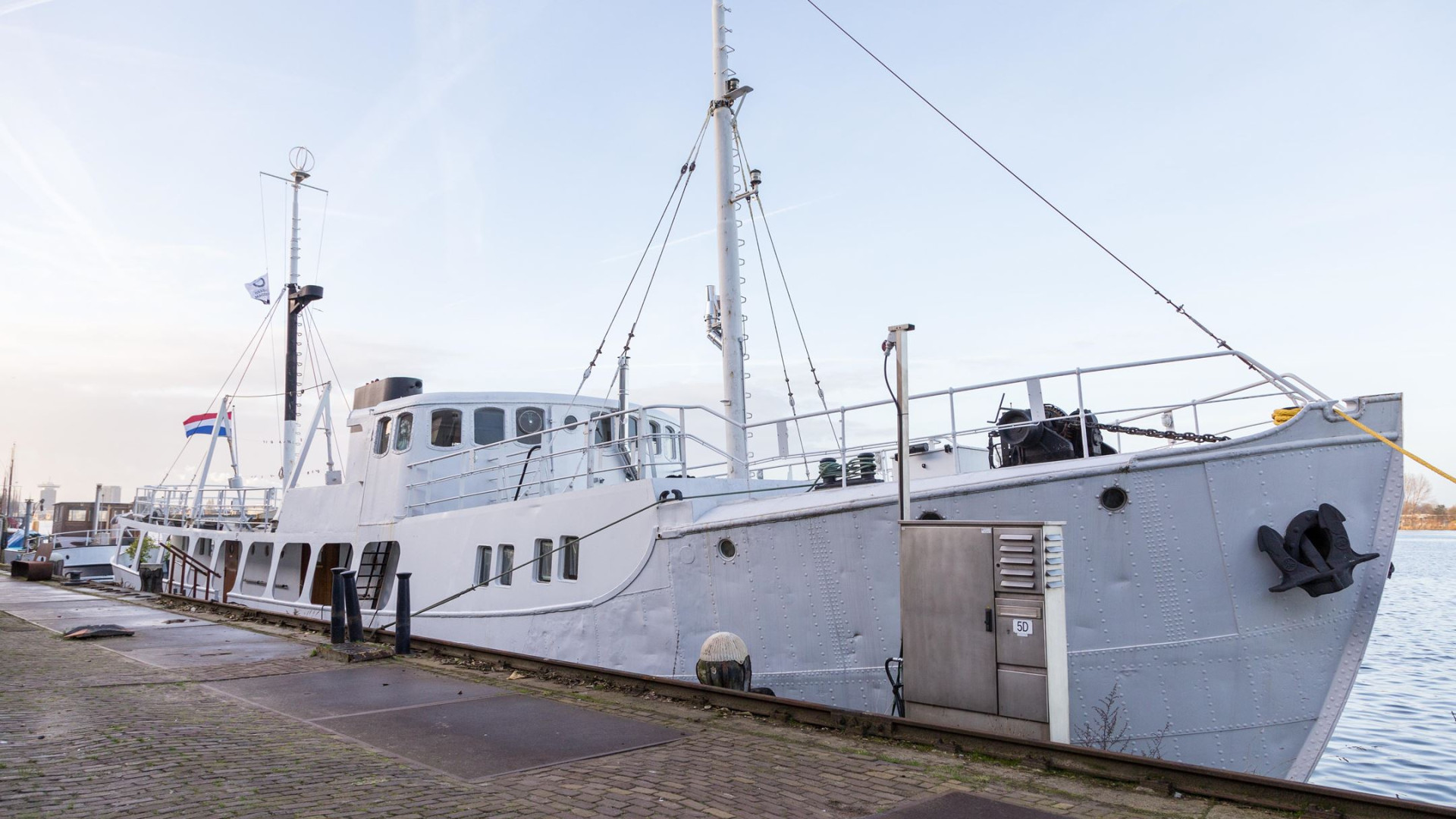 ZIEN: Douwe Bob zet luxe woonboot voor de hoofdprijs te koop 2