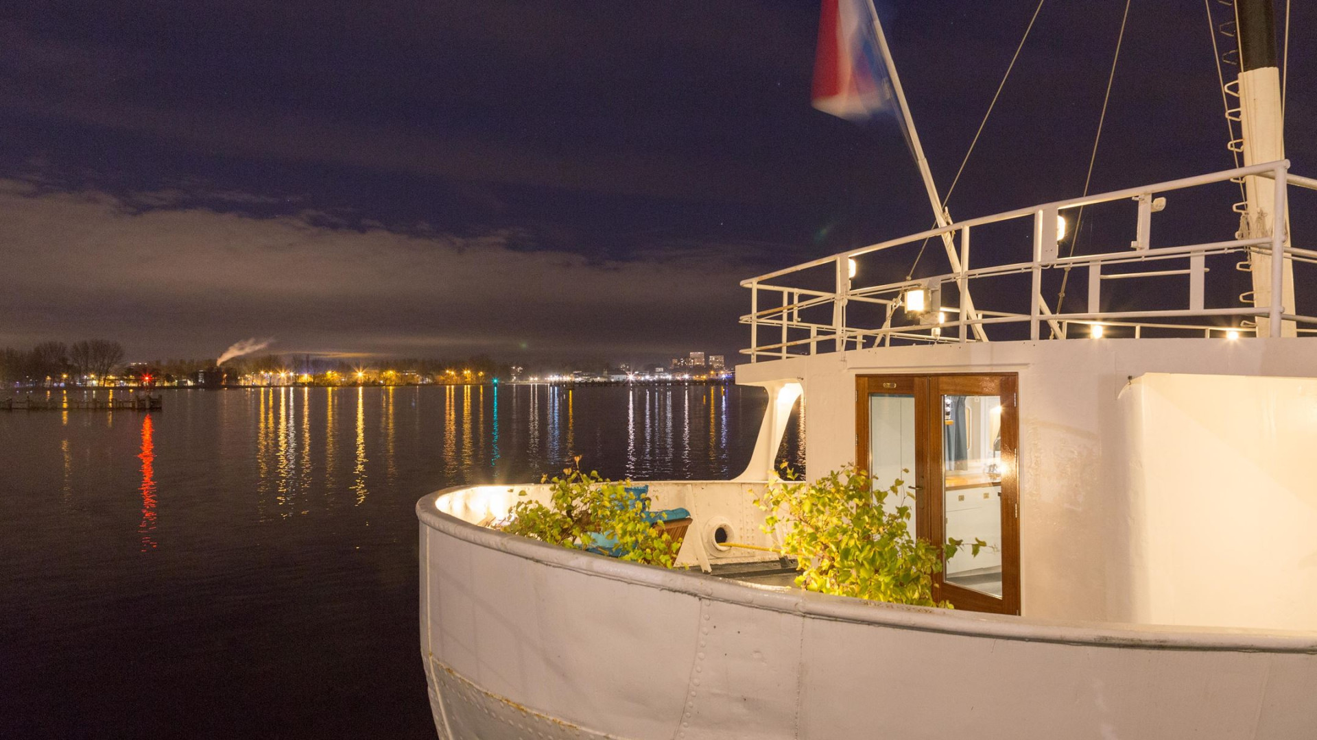 ZIEN: Douwe Bob zet luxe woonboot voor de hoofdprijs te koop 18