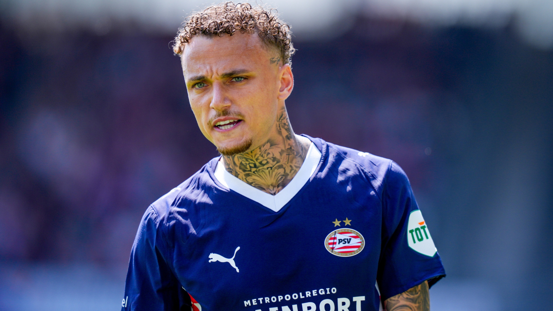 Dit is de prachtige twee onder 1 kap woning van PSV speler Noa Lang. Zie foto's 1