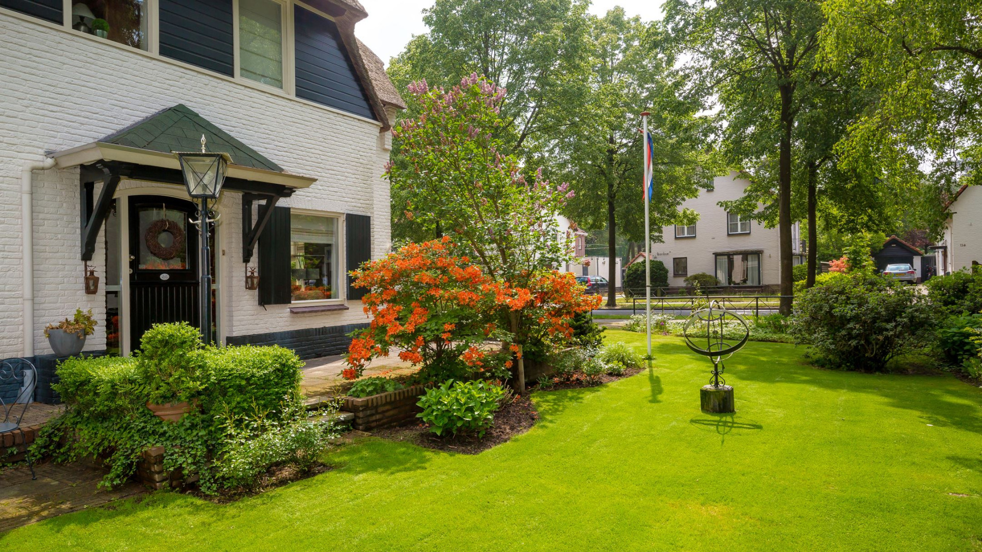 Dit is de prachtige twee onder 1 kap woning van PSV speler Noa Lang. Zie foto's 2