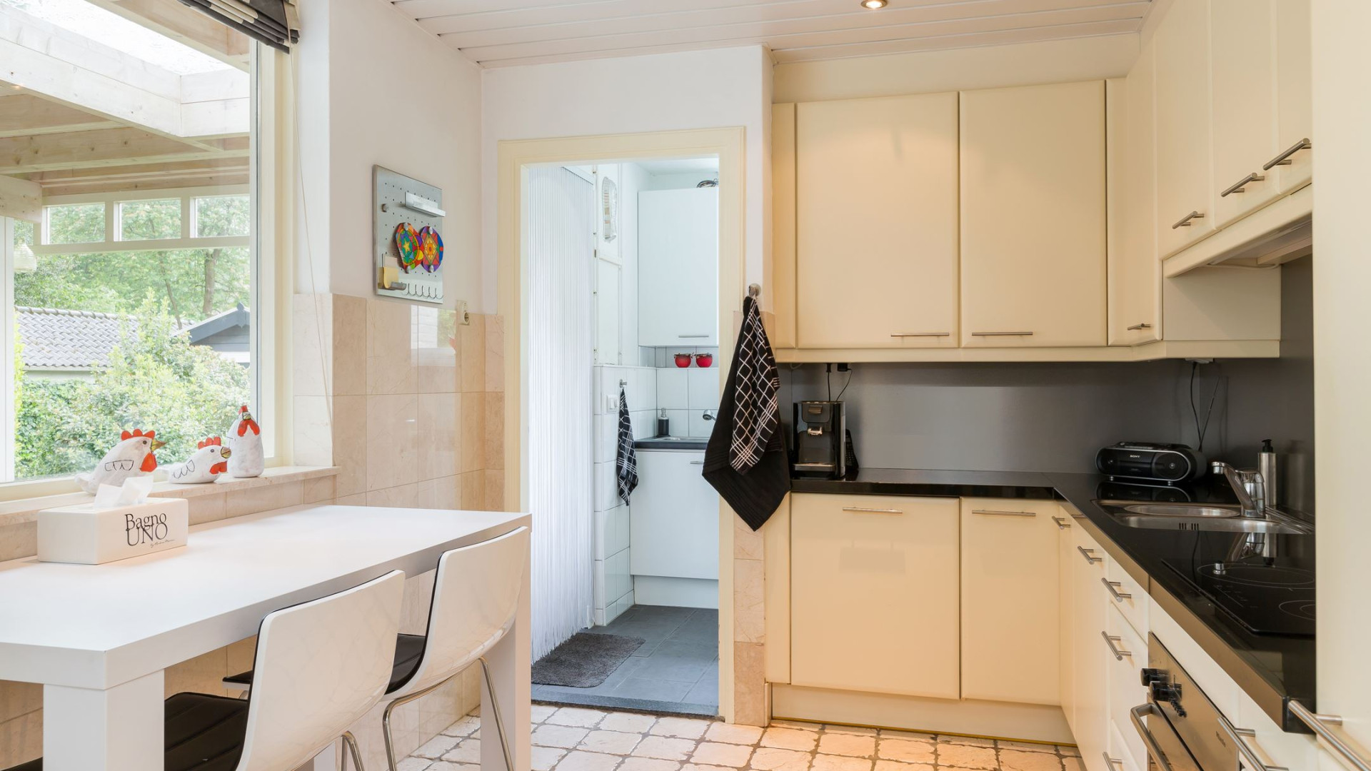 Dit is de prachtige twee onder 1 kap woning van PSV speler Noa Lang. Zie foto's 6