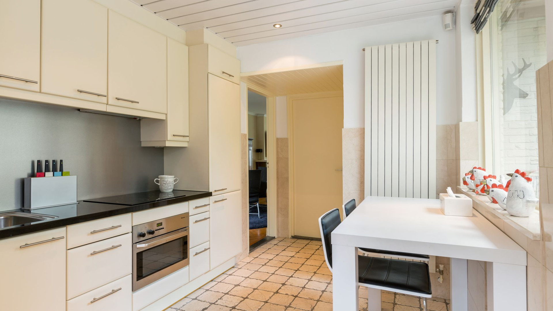 Dit is de prachtige twee onder 1 kap woning van PSV speler Noa Lang. Zie foto's 7