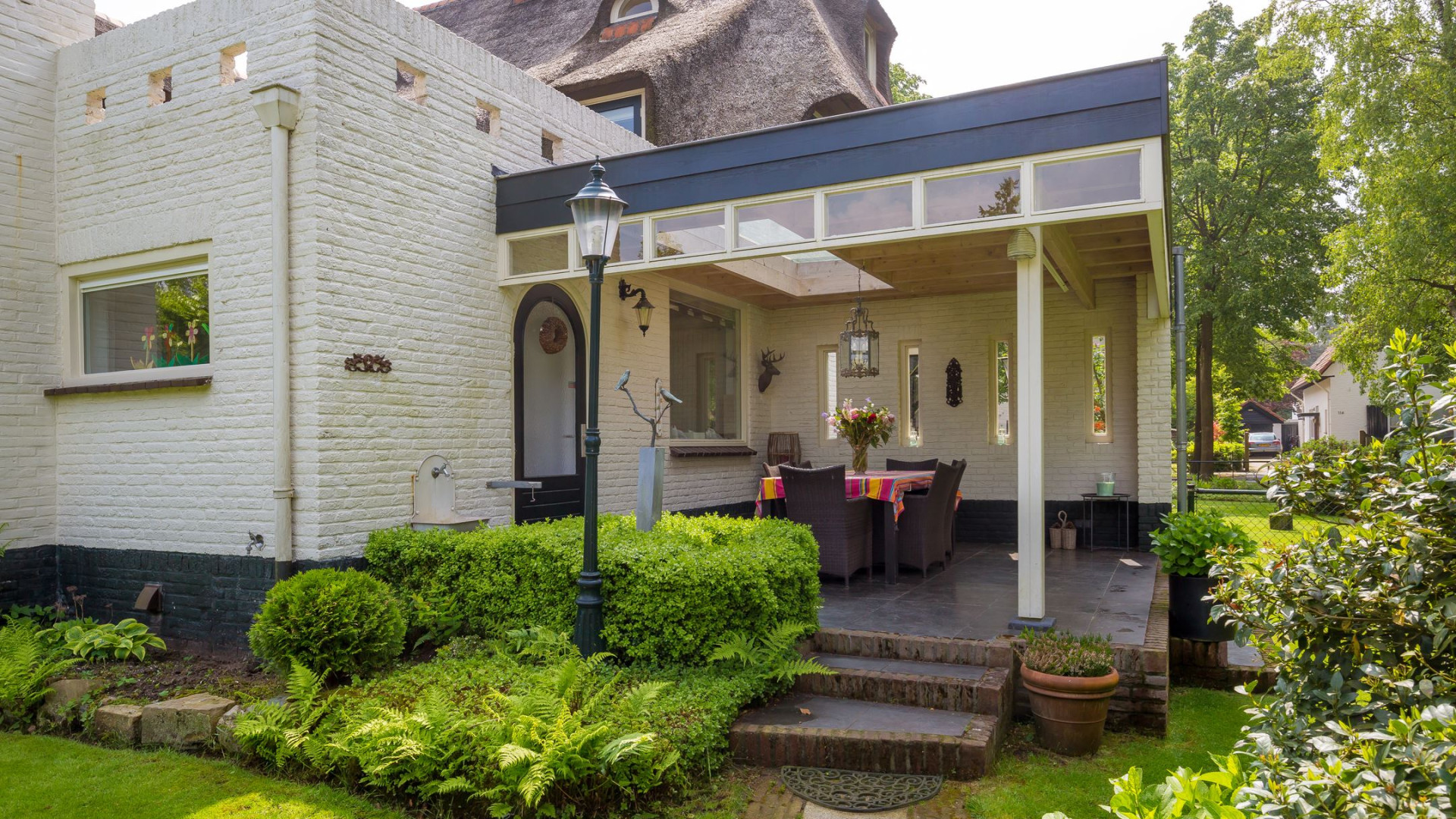 Dit is de prachtige twee onder 1 kap woning van PSV speler Noa Lang. Zie foto's 9