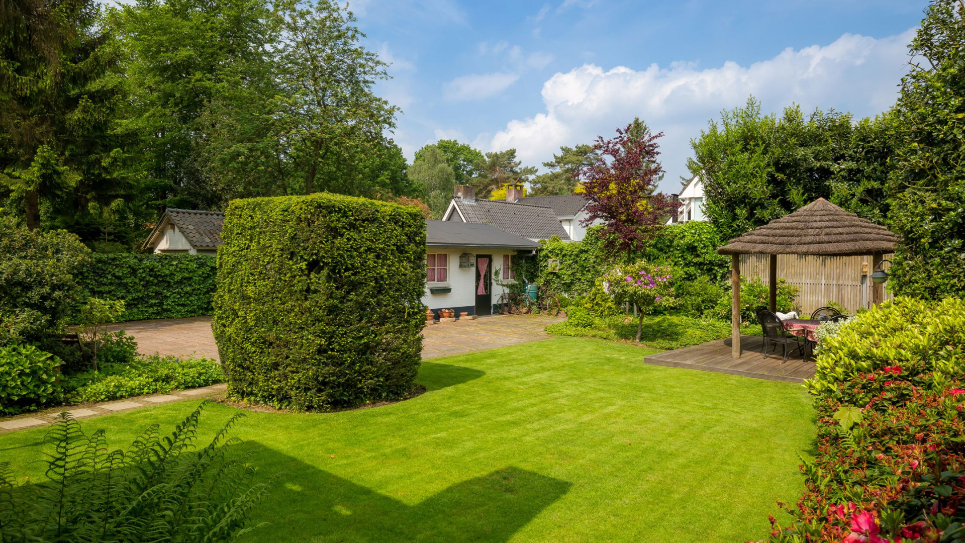 Dit is de prachtige twee onder 1 kap woning van PSV speler Noa Lang. Zie foto's 10