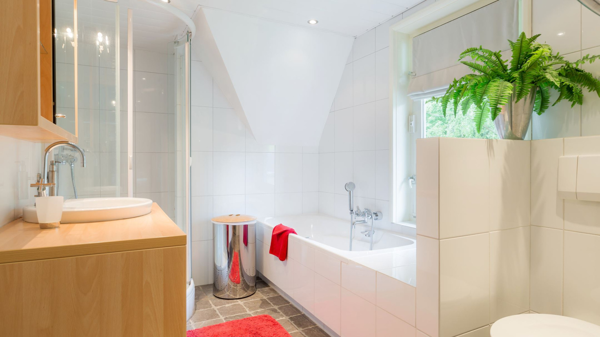 Dit is de prachtige twee onder 1 kap woning van PSV speler Noa Lang. Zie foto's 13