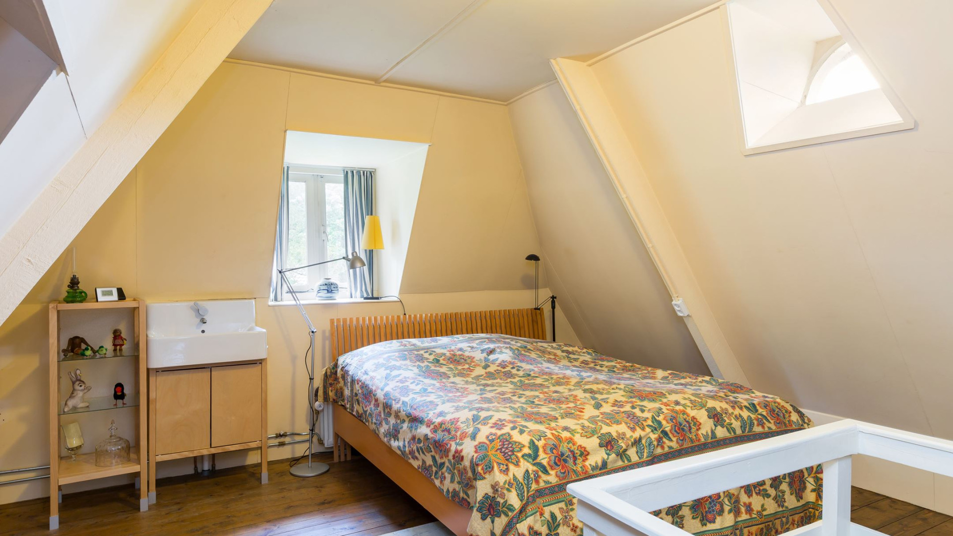 Dit is de prachtige twee onder 1 kap woning van PSV speler Noa Lang. Zie foto's 16