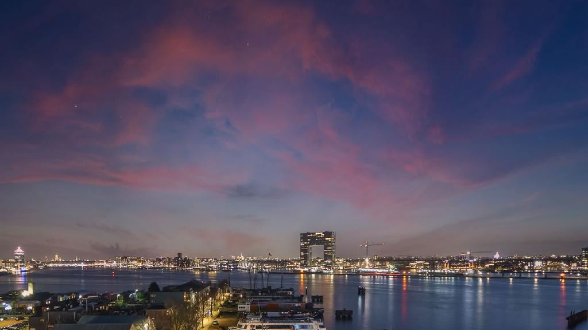 ZIEN: Jan Dulles van de 3 JS koopt appartement in Amsterdam. 11