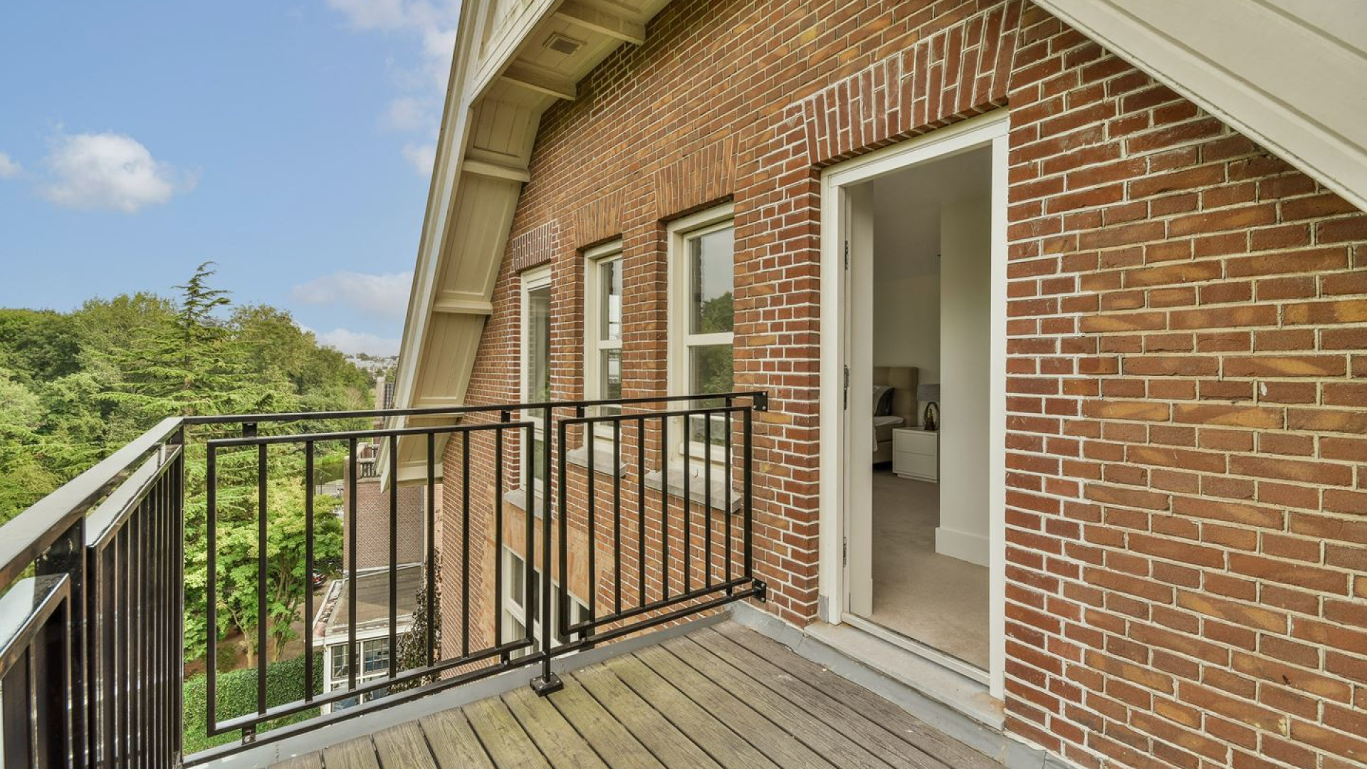 Robert Jensen heeft zijn dubbele bovenhuis met dramatisch groot verlies verkocht. Zie foto's 13