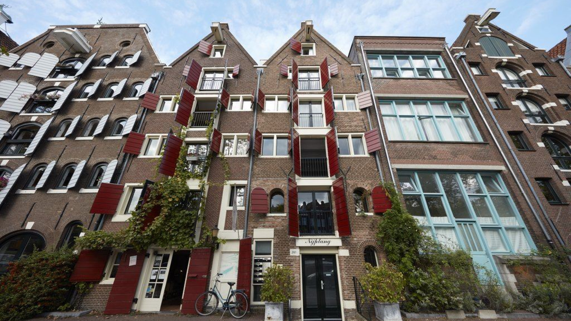 TV Kok Hugo Kennis huurt dit schitterende Amsterdamse grachtenappartement. Zie foto's 2