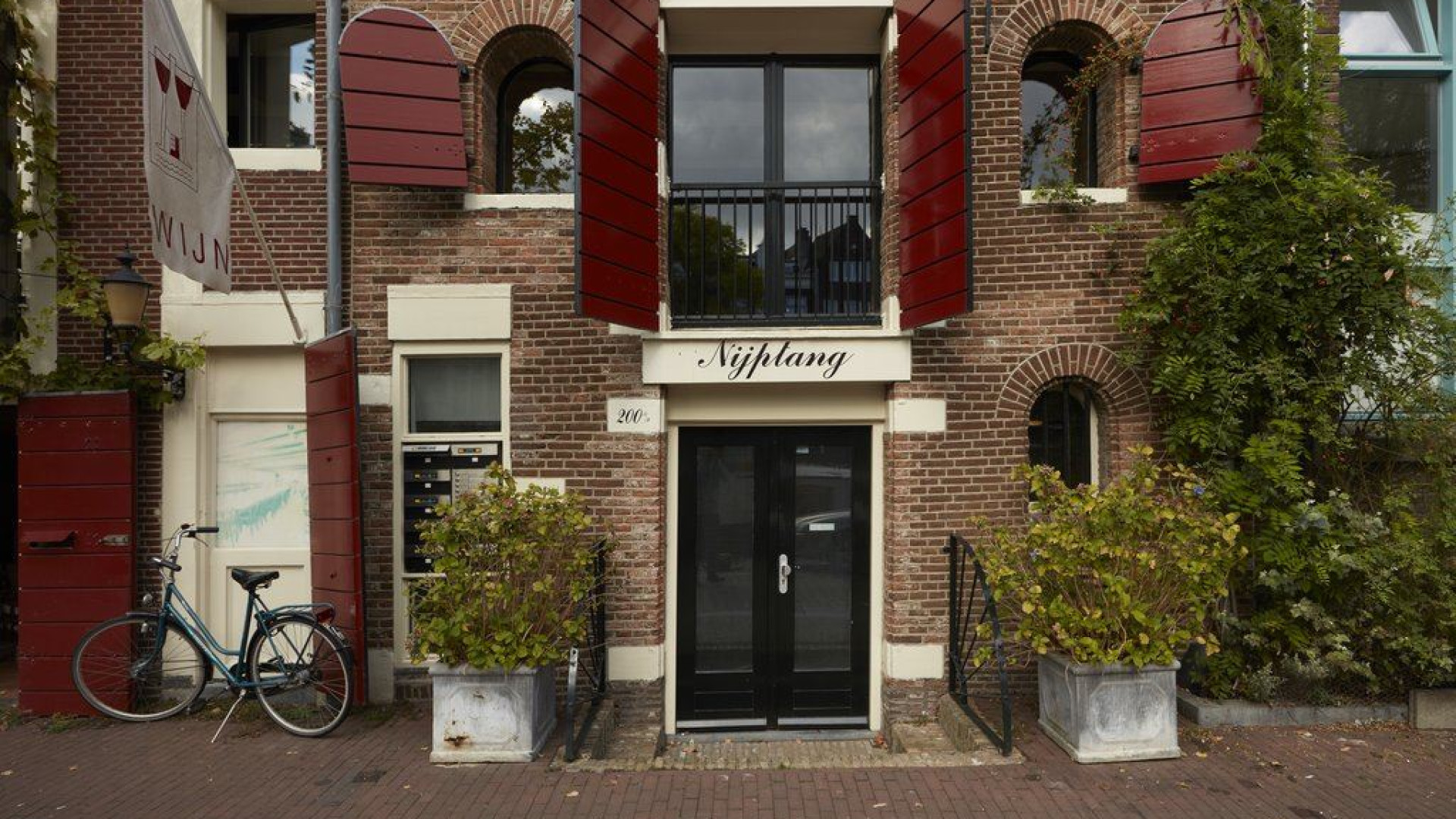 TV Kok Hugo Kennis huurt dit schitterende Amsterdamse grachtenappartement. Zie foto's 12