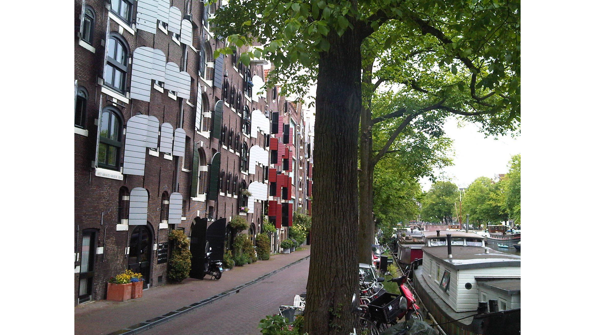 TV Kok Hugo Kennis huurt dit schitterende Amsterdamse grachtenappartement. Zie foto's 13