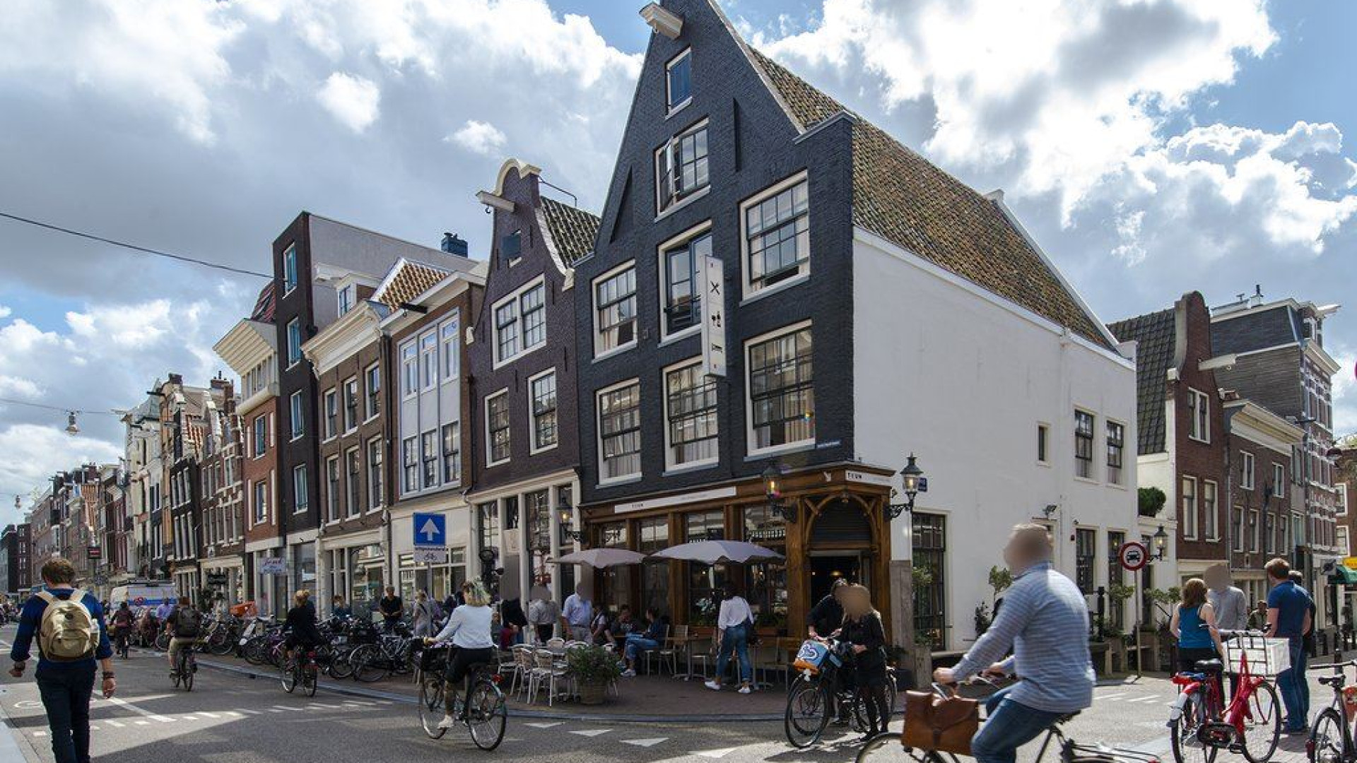 TV Kok Hugo Kennis huurt dit schitterende Amsterdamse grachtenappartement. Zie foto's 15