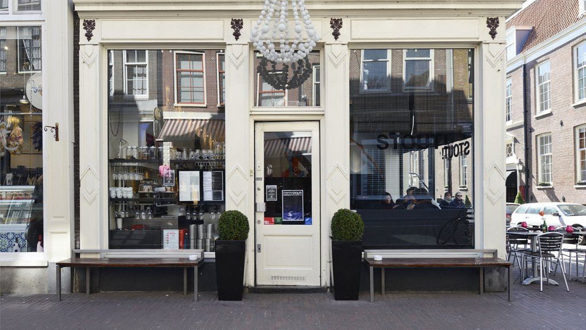 TV Kok Hugo Kennis huurt dit schitterende Amsterdamse grachtenappartement. Zie foto's 17