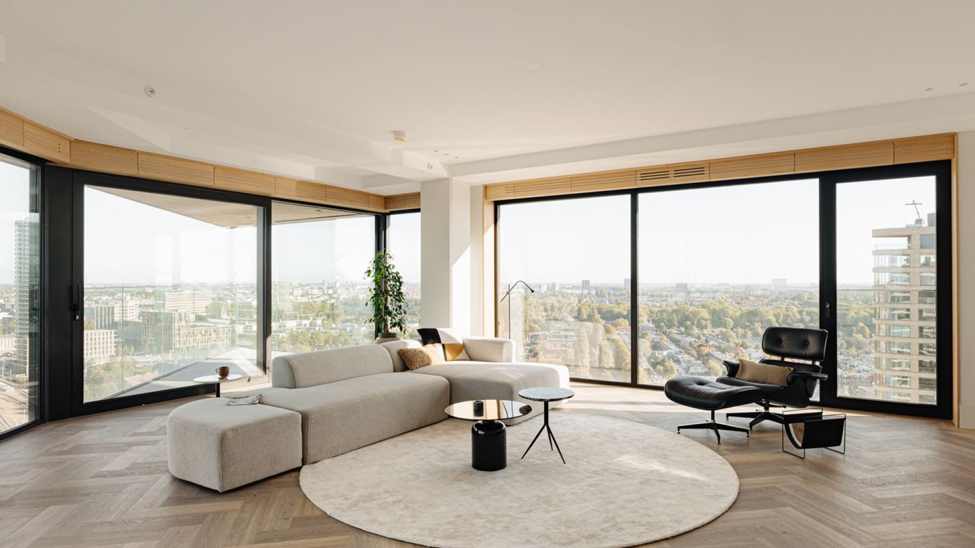 Voetballer Donyell Malen koopt dit bijna 5 miljoen kostende appartement met adembenemend uitzicht! Zie foto's 2