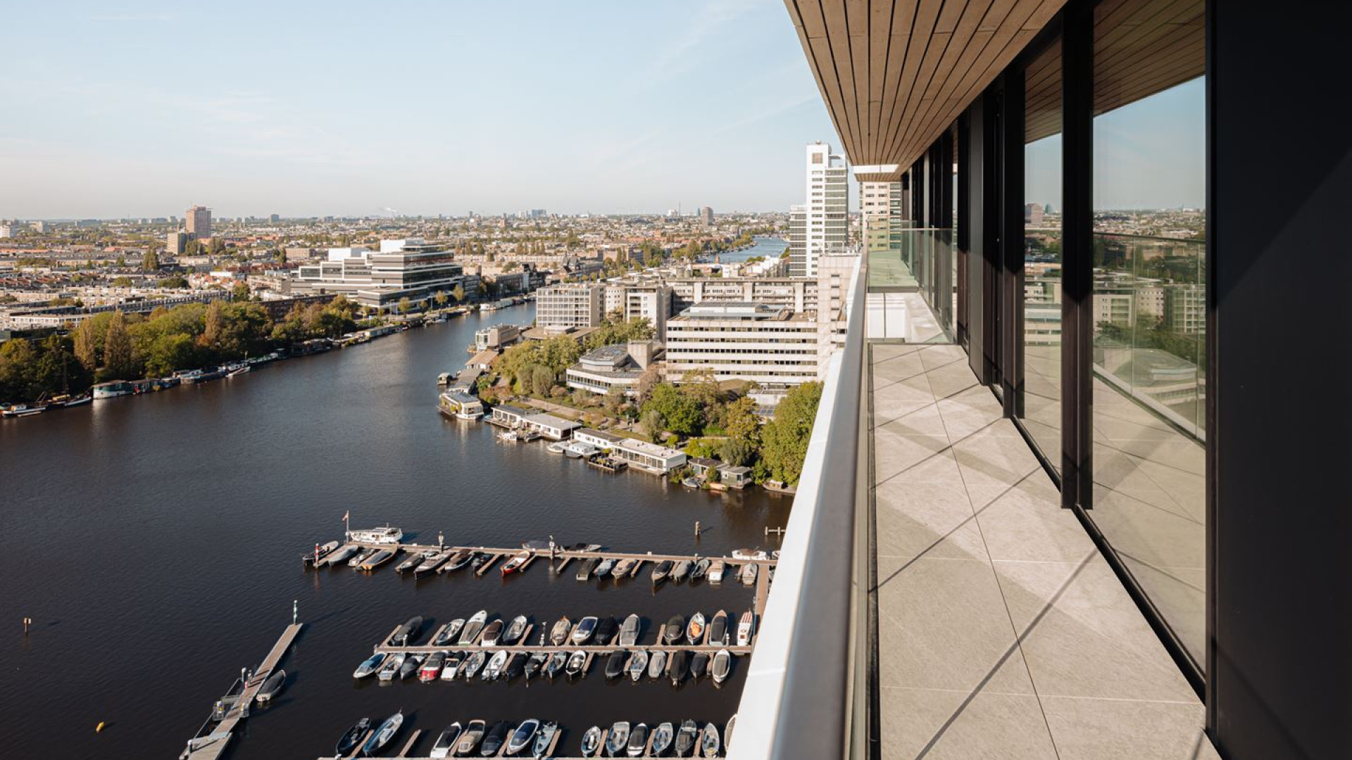 Voetballer Donyell Malen koopt dit bijna 5 miljoen kostende appartement met adembenemend uitzicht! Zie foto's 14