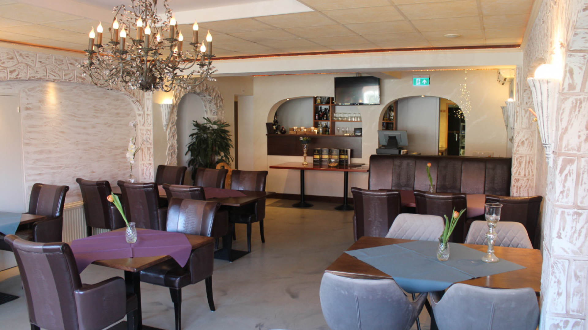 Van dit restaurant vangt LIverpool en Nederlands Elftal speler duizenden euro's per jaar! Zie foto's 4