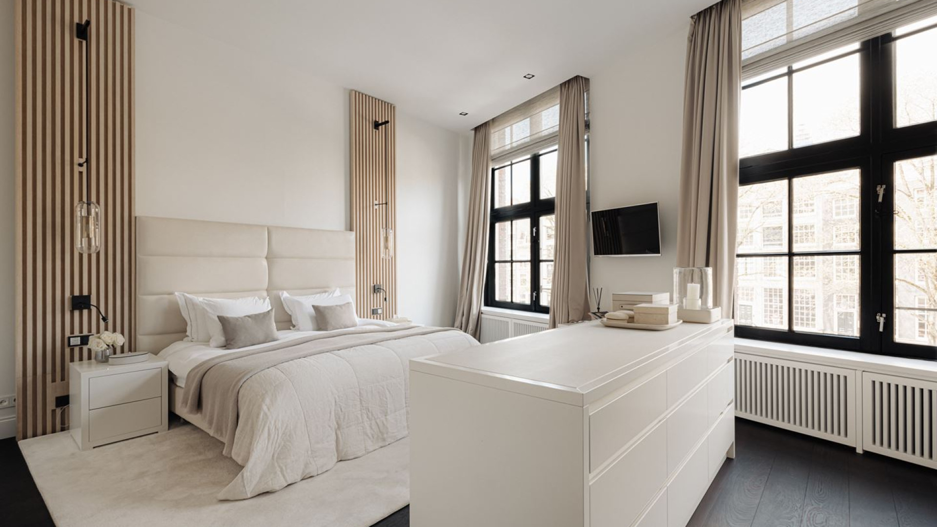 Iris van den Ende, dochter van Joop, zet haar miljoenenappartement in Amsterdam met zwembad en sauna te koop. Zie foto's 4