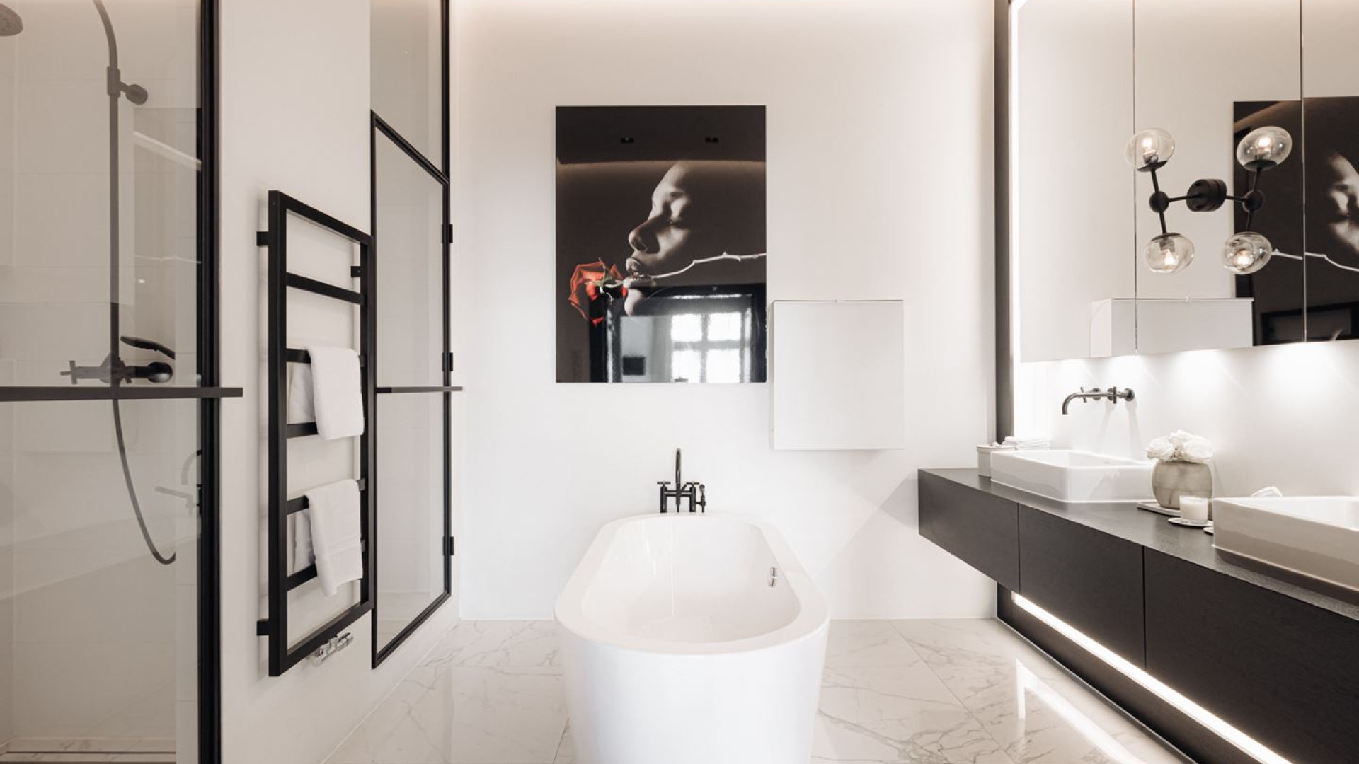 Iris van den Ende, dochter van Joop, zet haar miljoenenappartement in Amsterdam met zwembad en sauna te koop. Zie foto's 5