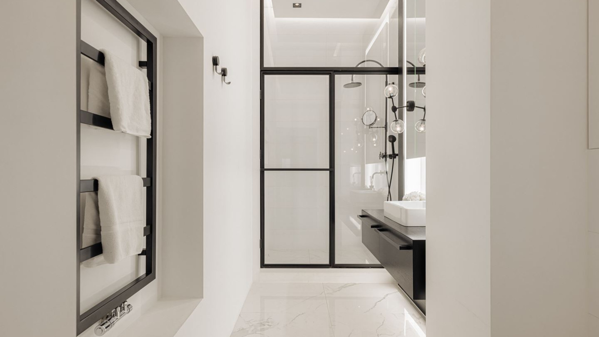 Iris van den Ende, dochter van Joop, zet haar miljoenenappartement in Amsterdam met zwembad en sauna te koop. Zie foto's 6