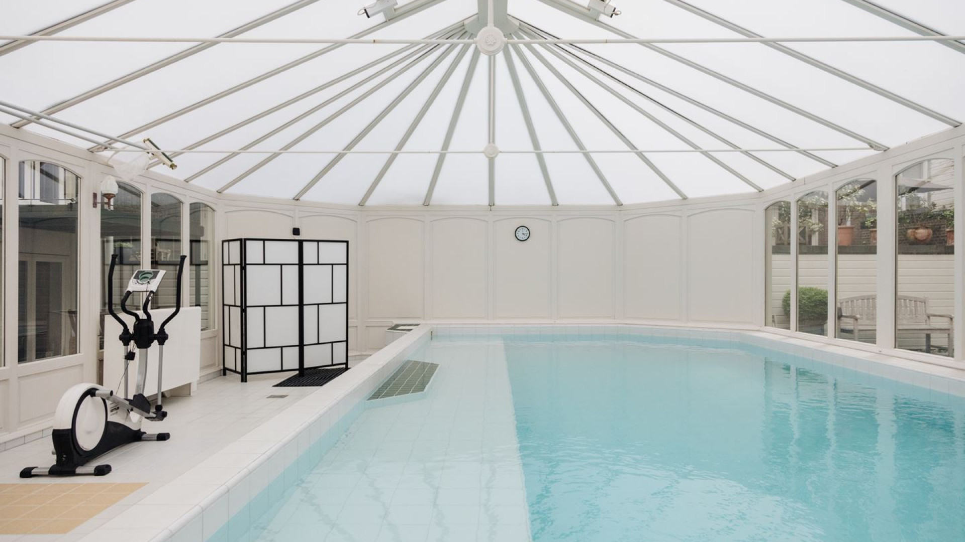 Iris van den Ende, dochter van Joop, zet haar miljoenenappartement in Amsterdam met zwembad en sauna te koop. Zie foto's 7