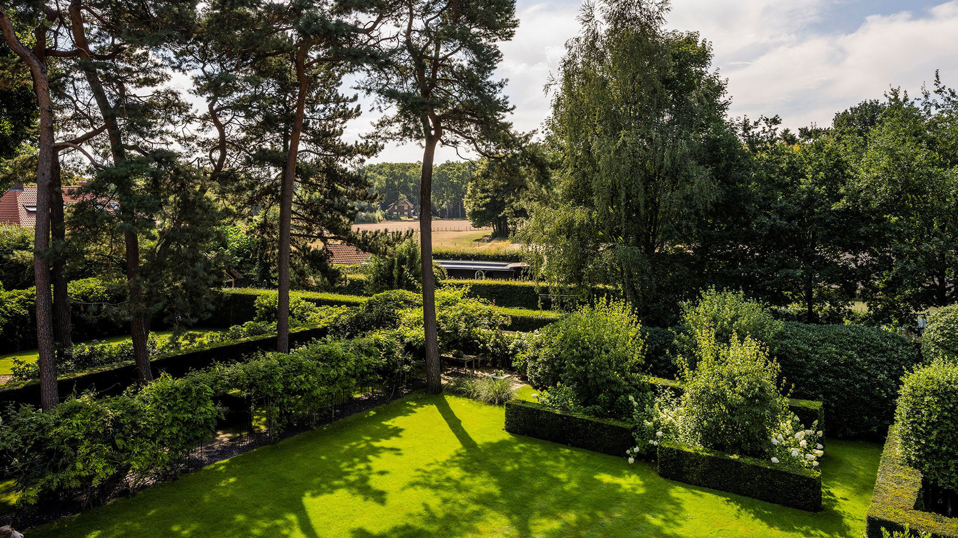 Ronald Koeman koopt miljoenenvilla in het Gooi. Zie foto's 18