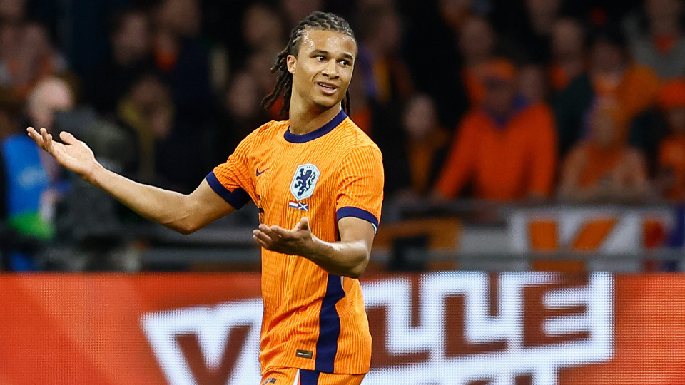 Nederlands Elftal speler Nathan Ake met tientallen pandjes ware pandjesbaas. Zie foto's