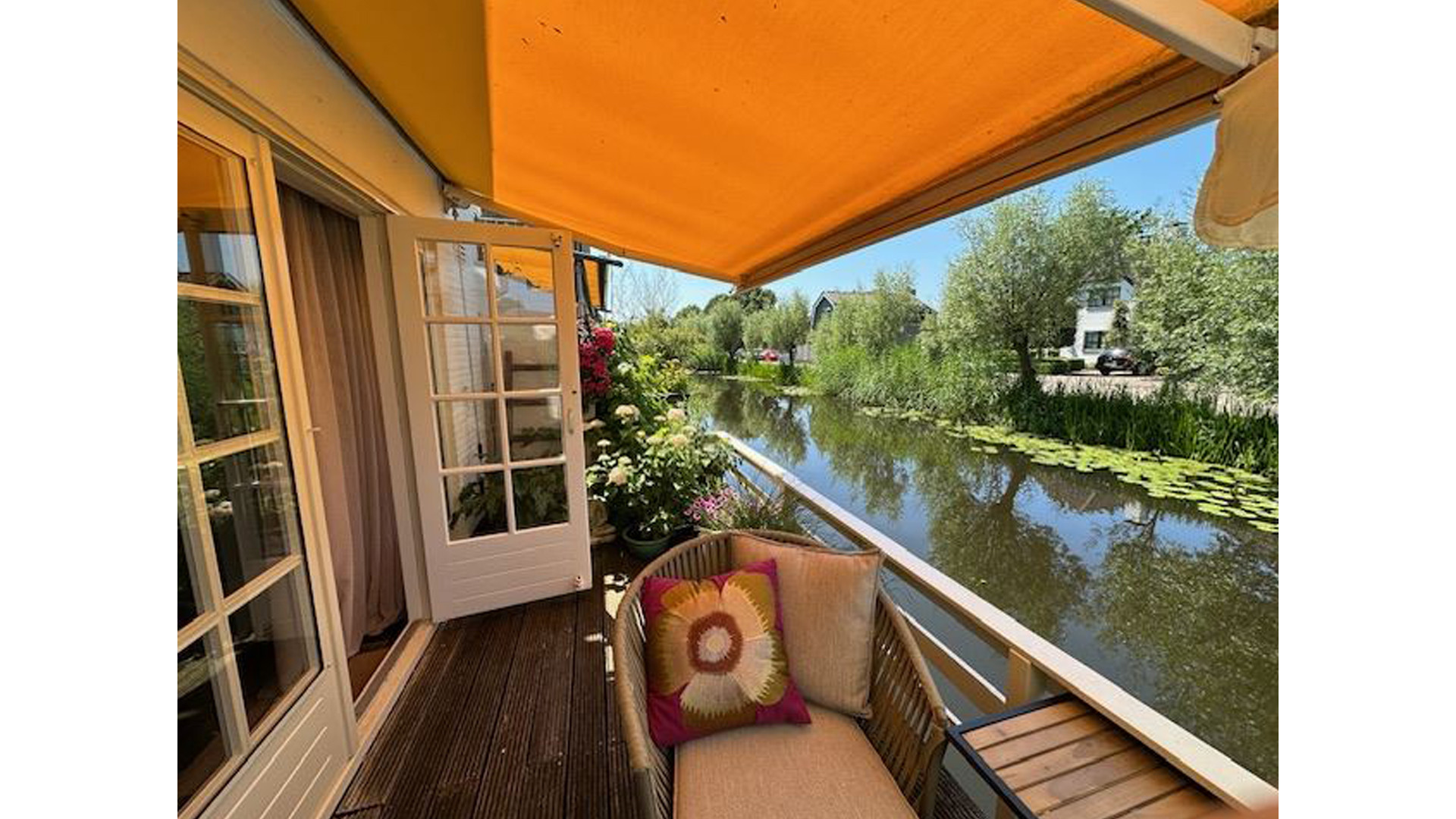 VERKOCHT:  Myrna Goossen pakt tienduizenden euro's winst op haar woning. Zie foto's 8