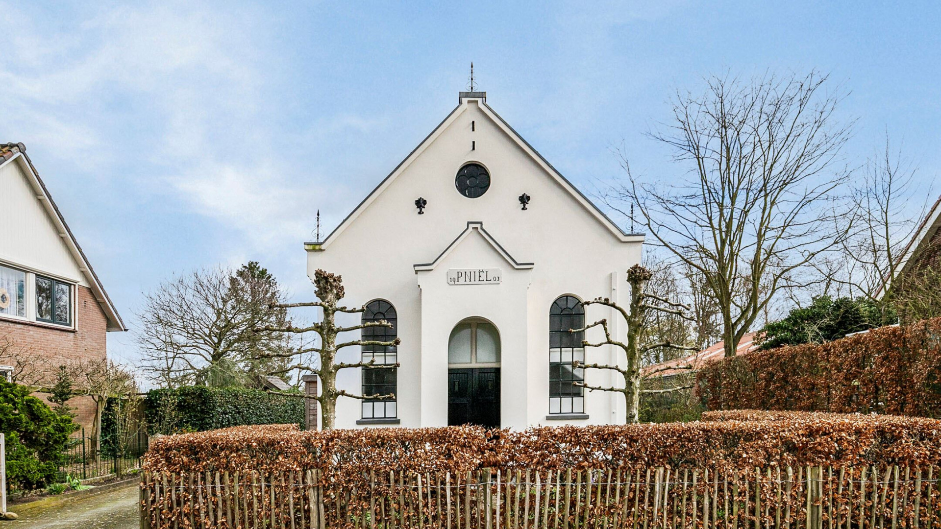 ZIEN; Ellie Lust heeft haar kerkwoning afgelopen vrijdag 19 april verkocht. Kassa! 28