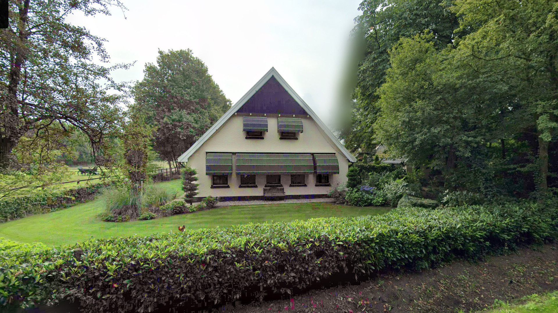 Zo mooi en landelijk woont de in opspraak geraakte scheidsrechter Bas Nijhuis. Zie foto's 2