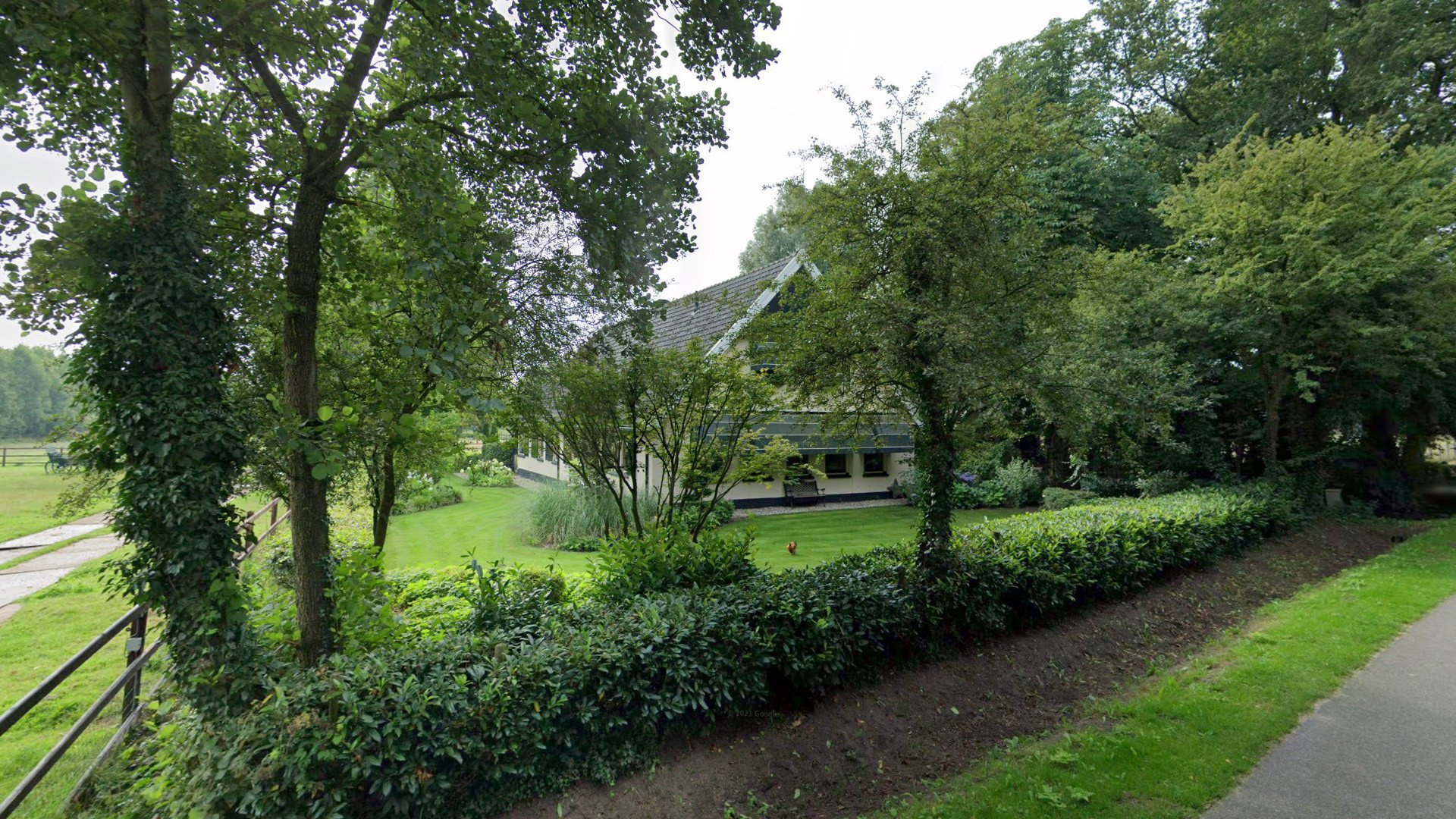 Zo mooi en landelijk woont de in opspraak geraakte scheidsrechter Bas Nijhuis. Zie foto's 3