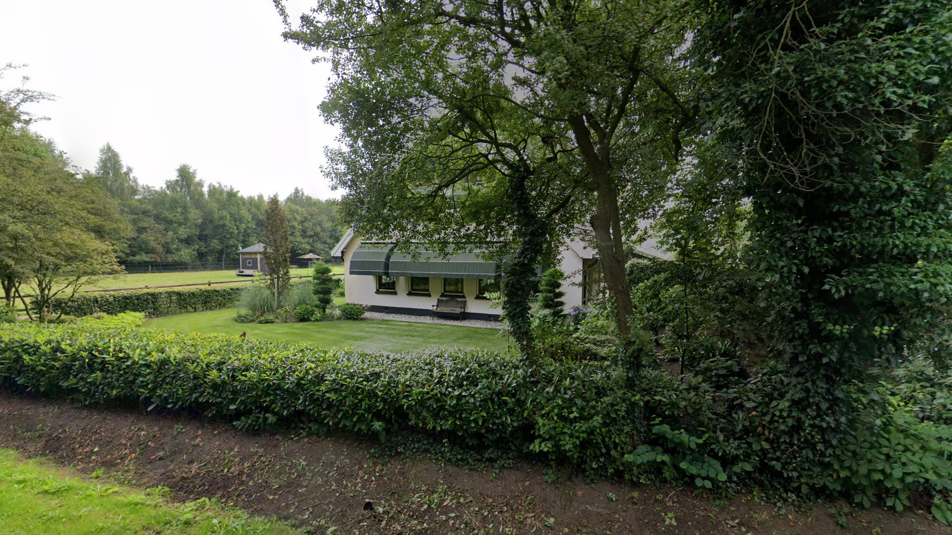 Zo mooi en landelijk woont de in opspraak geraakte scheidsrechter Bas Nijhuis. Zie foto's 4