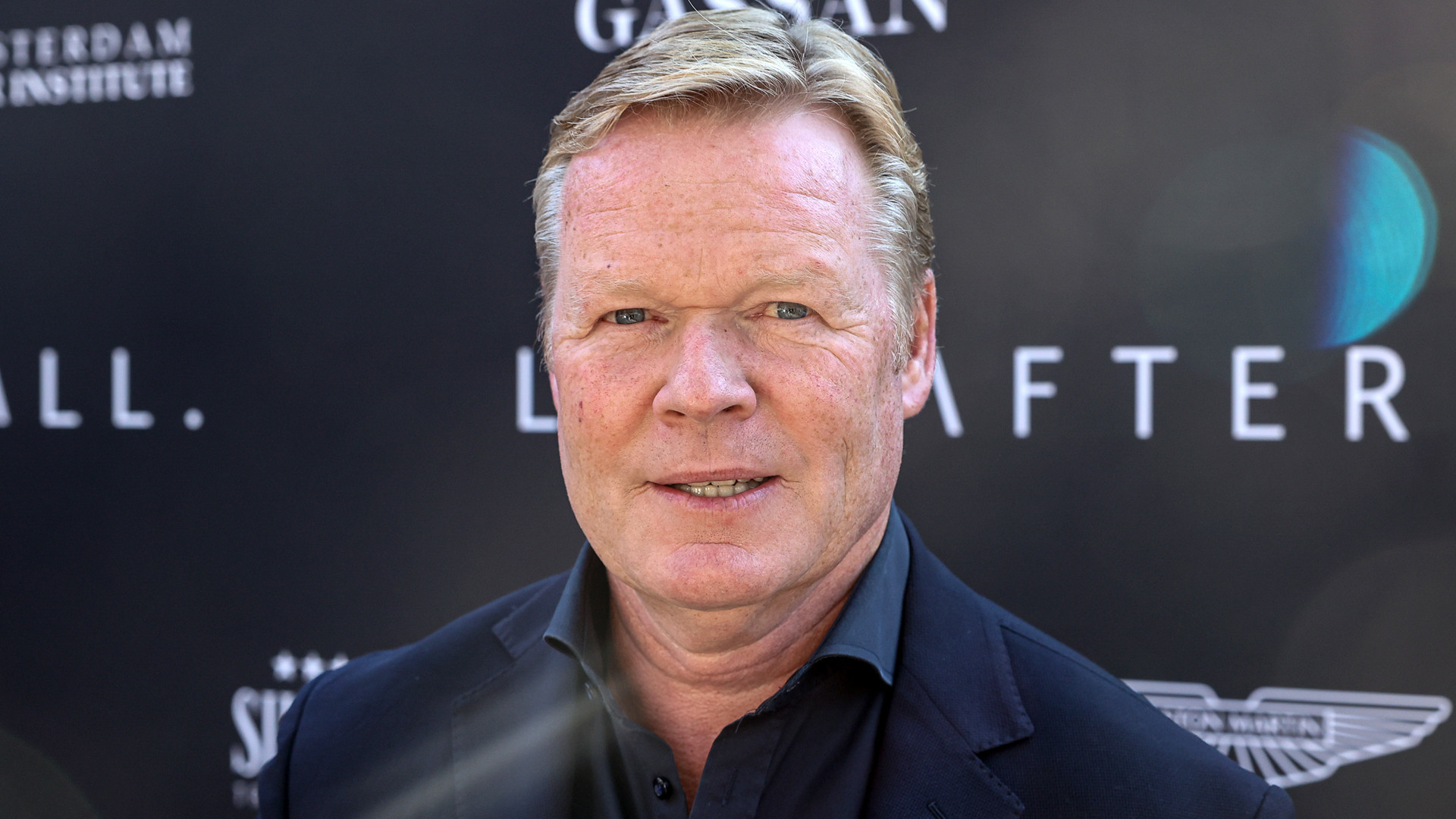 Ronald Koeman verlaagt de vraagprijs van zijn penthouse met tonnen euro's met dit verlies als gevolg. Zie foto's 1