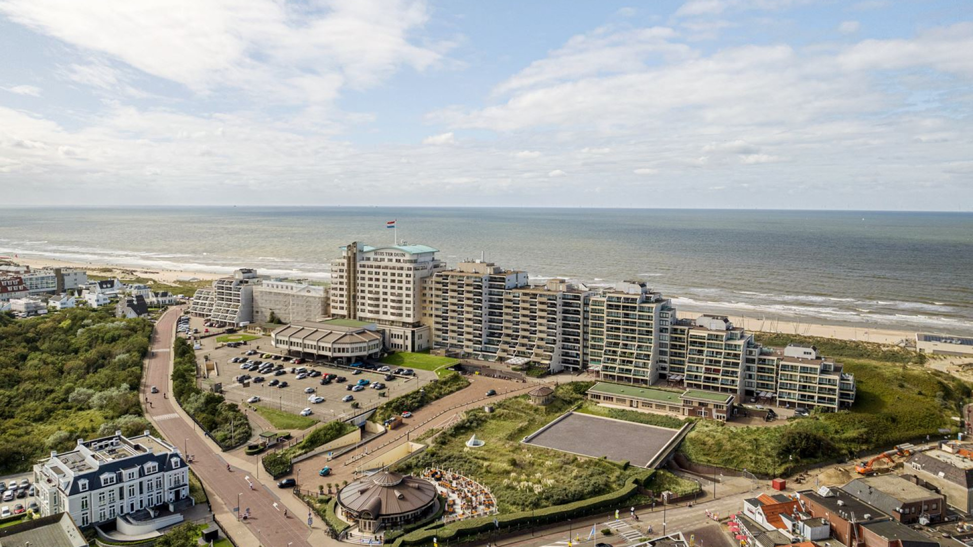 Ronald Koeman verlaagt de vraagprijs van zijn penthouse met tonnen euro's met dit verlies als gevolg. Zie foto's 2