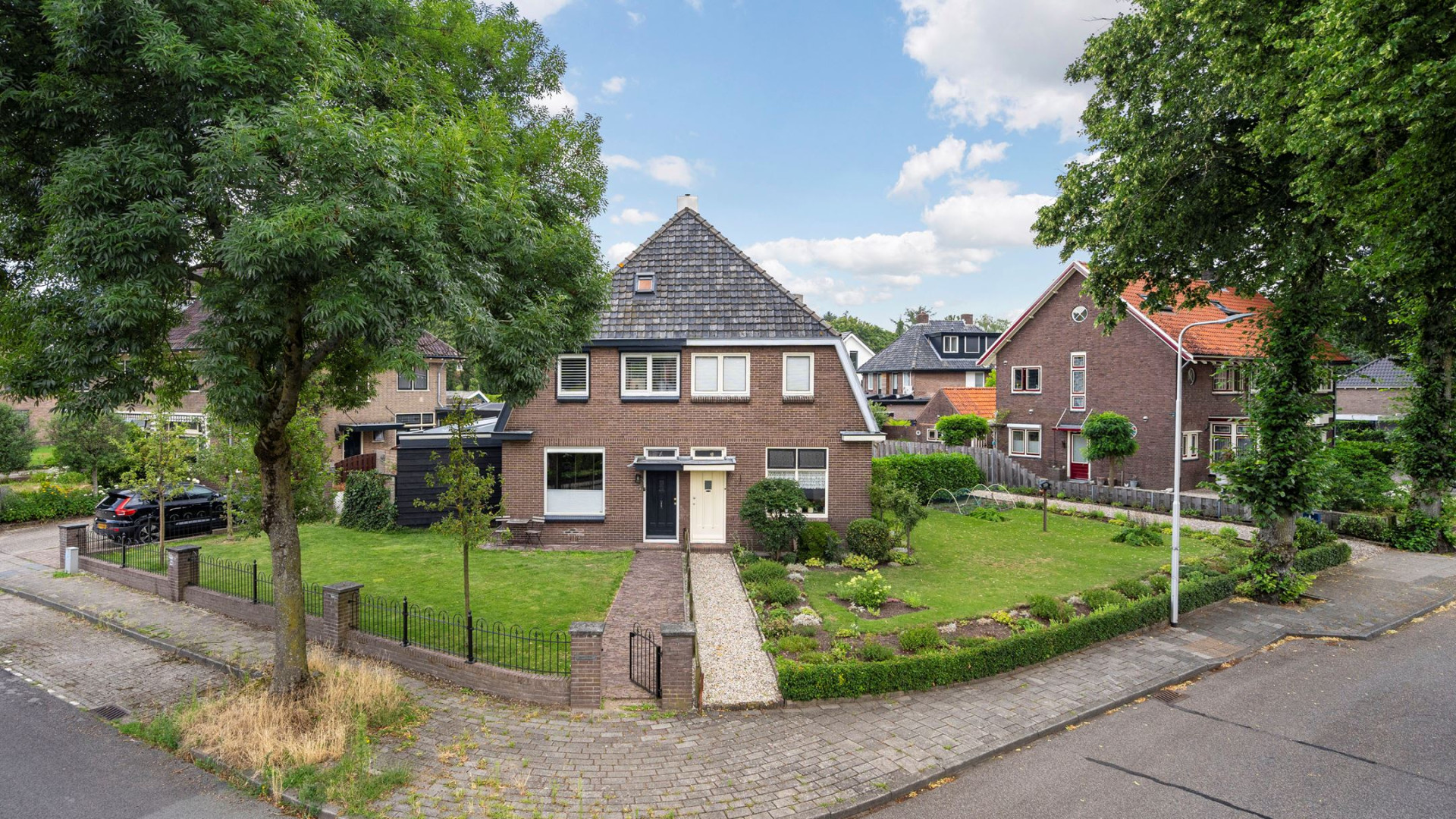 Superatlete Femke Bol koopt deze prachtige twee onder 1 kapwoning. Zie foto's 2