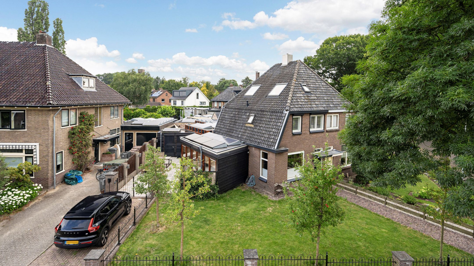 Superatlete Femke Bol koopt deze prachtige twee onder 1 kapwoning. Zie foto's 4