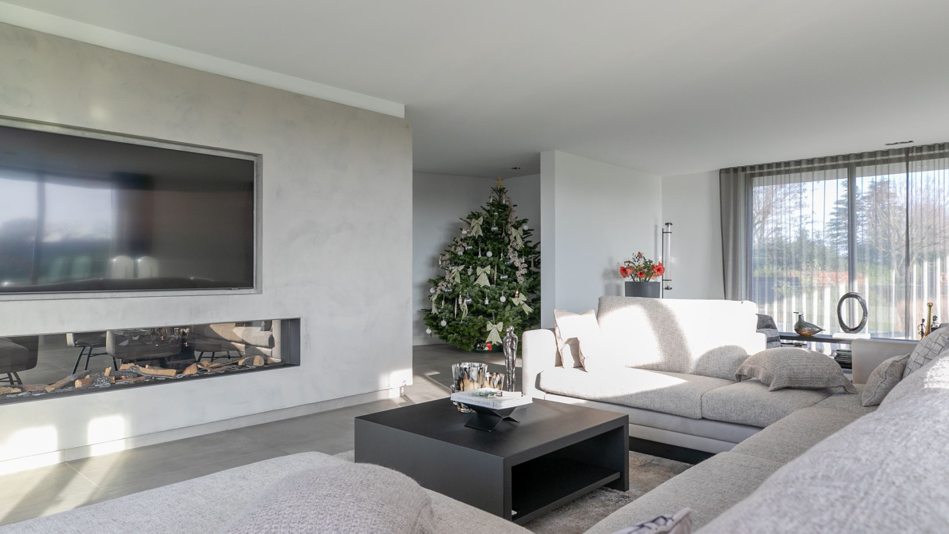 YouTube ster Gio Latooy sinds vanmorgen eigenaar van deze zeer luxe miljoenen villa. Zie foto's 11
