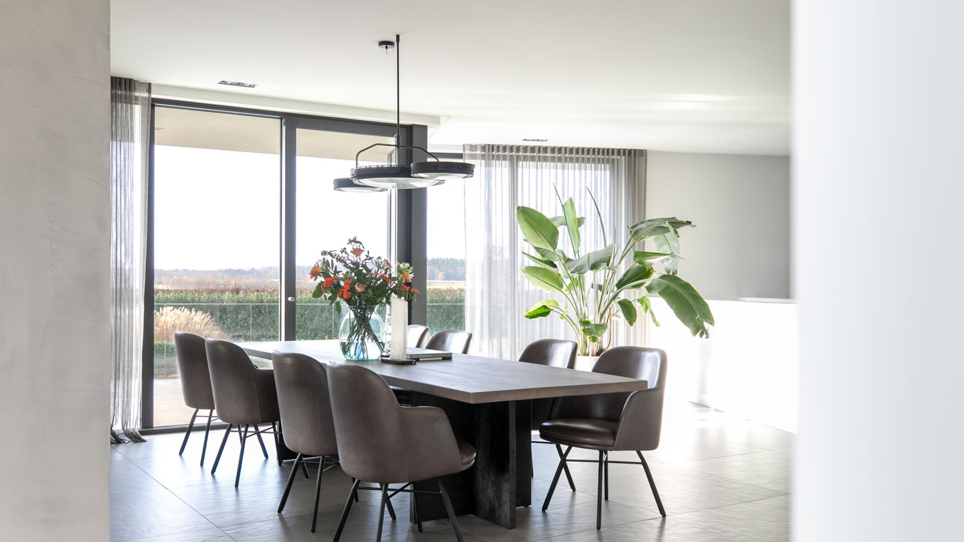 YouTube ster Gio Latooy sinds vanmorgen eigenaar van deze zeer luxe miljoenen villa. Zie foto's 14