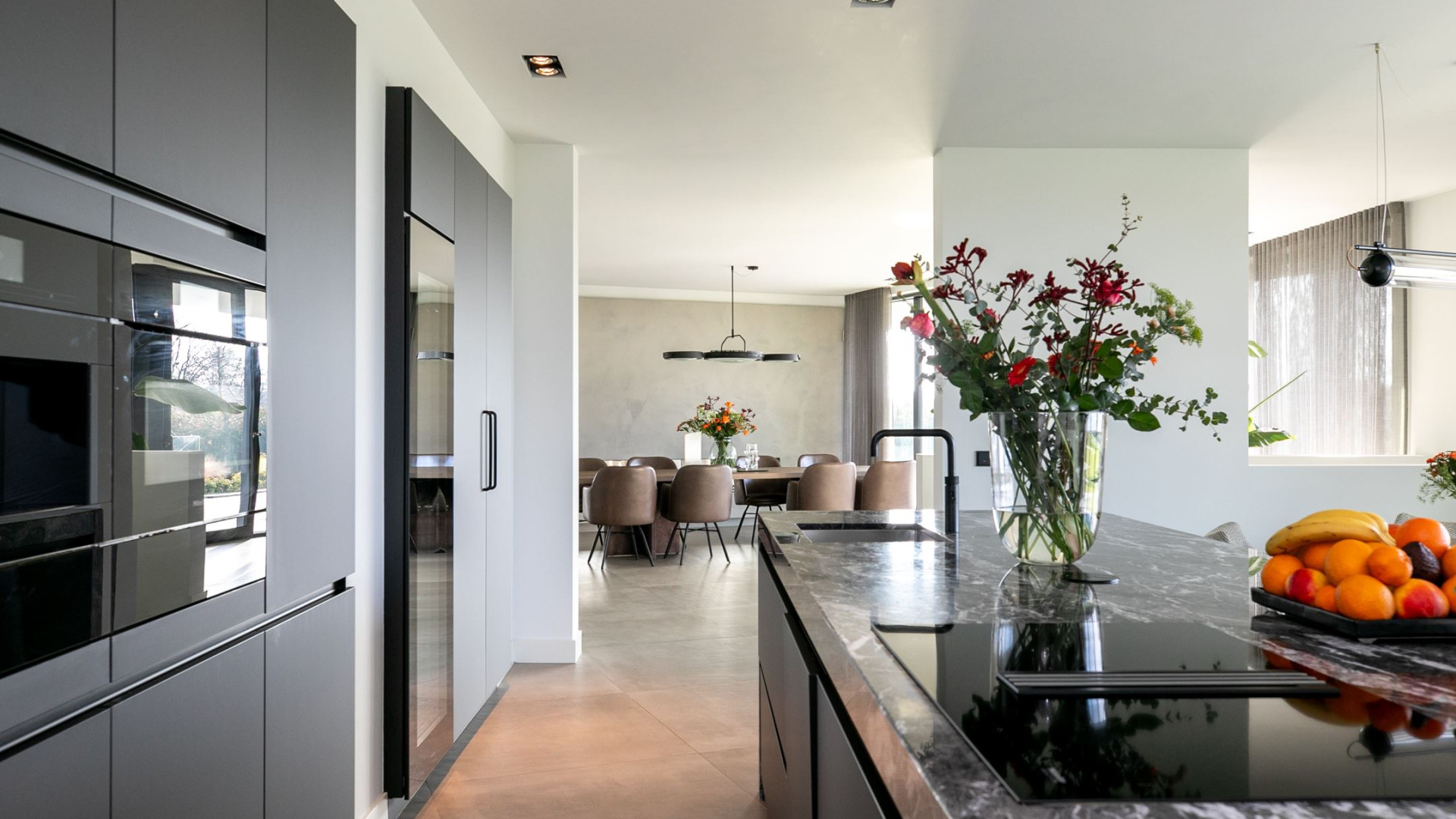YouTube ster Gio Latooy sinds vanmorgen eigenaar van deze zeer luxe miljoenen villa. Zie foto's 19