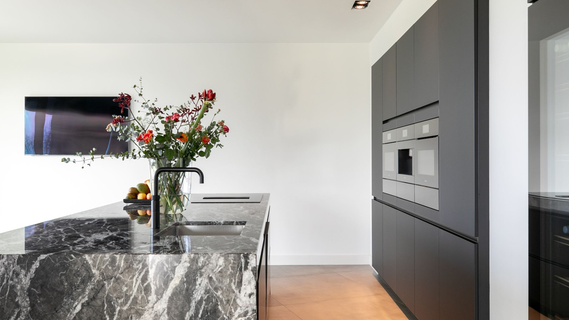 YouTube ster Gio Latooy sinds vanmorgen eigenaar van deze zeer luxe miljoenen villa. Zie foto's 20