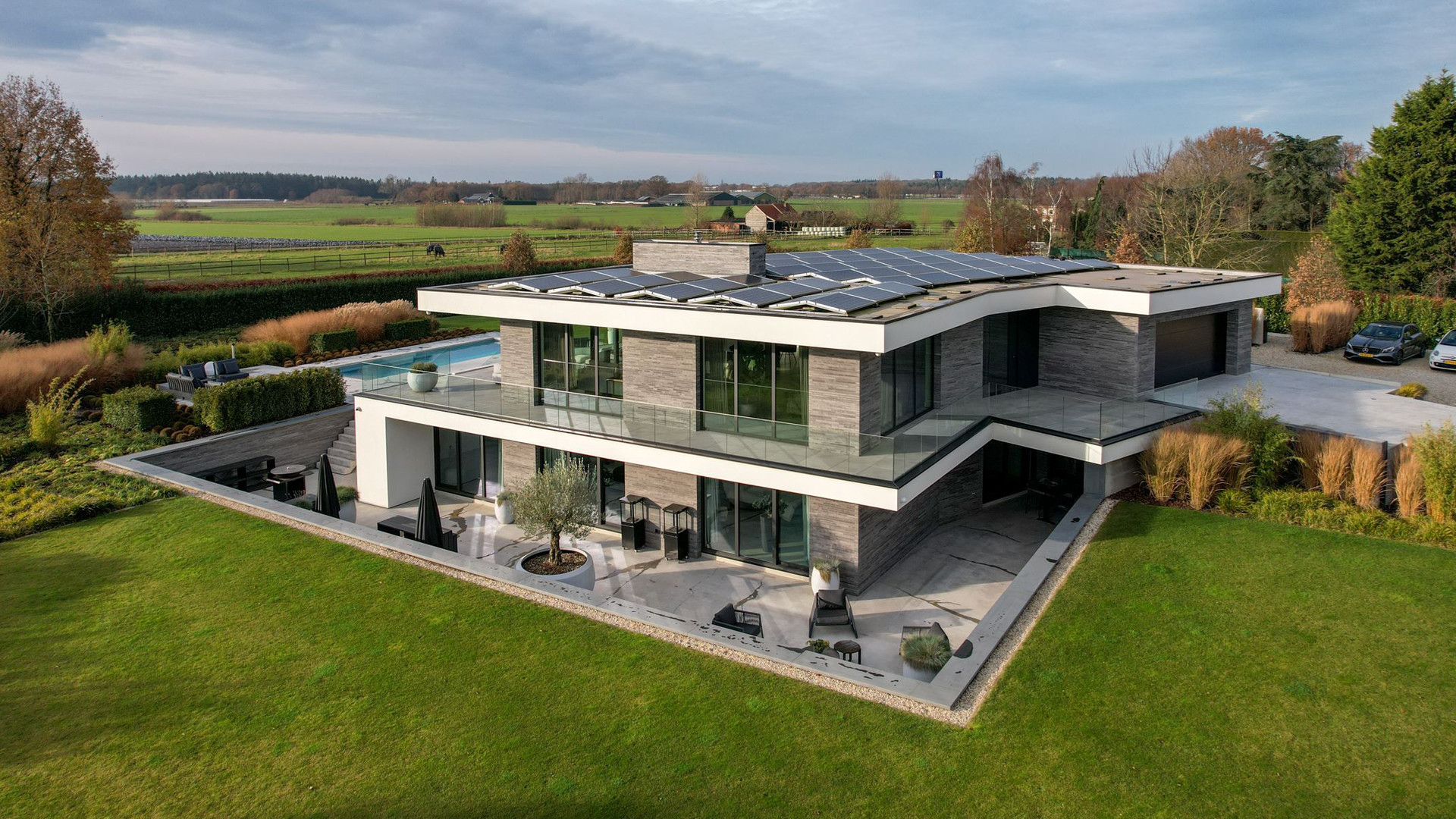 Gio Latooy koopt deze waanzinnig luxe miljoenen villa met verwarmd buitenzwembad. Zie foto's 2