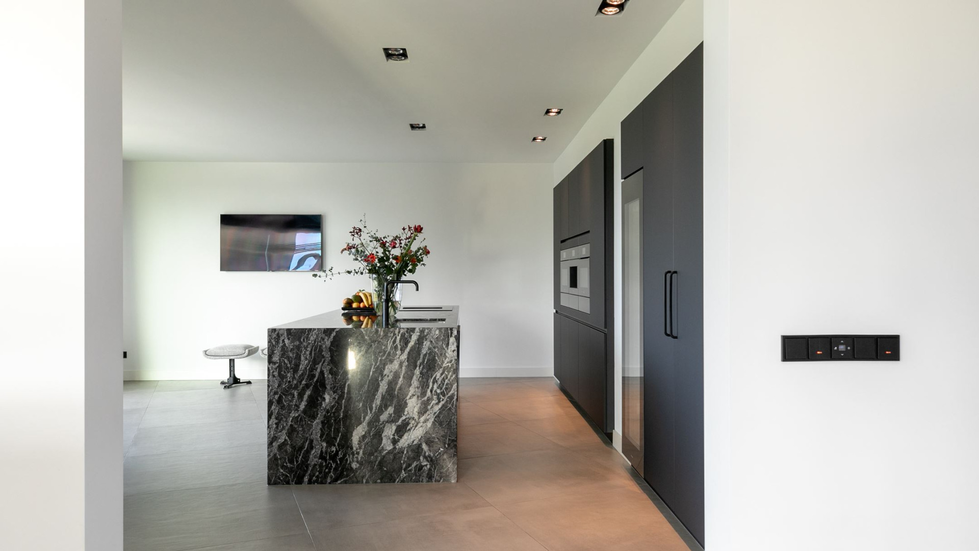 YouTube ster Gio Latooy sinds vanmorgen eigenaar van deze zeer luxe miljoenen villa. Zie foto's 21