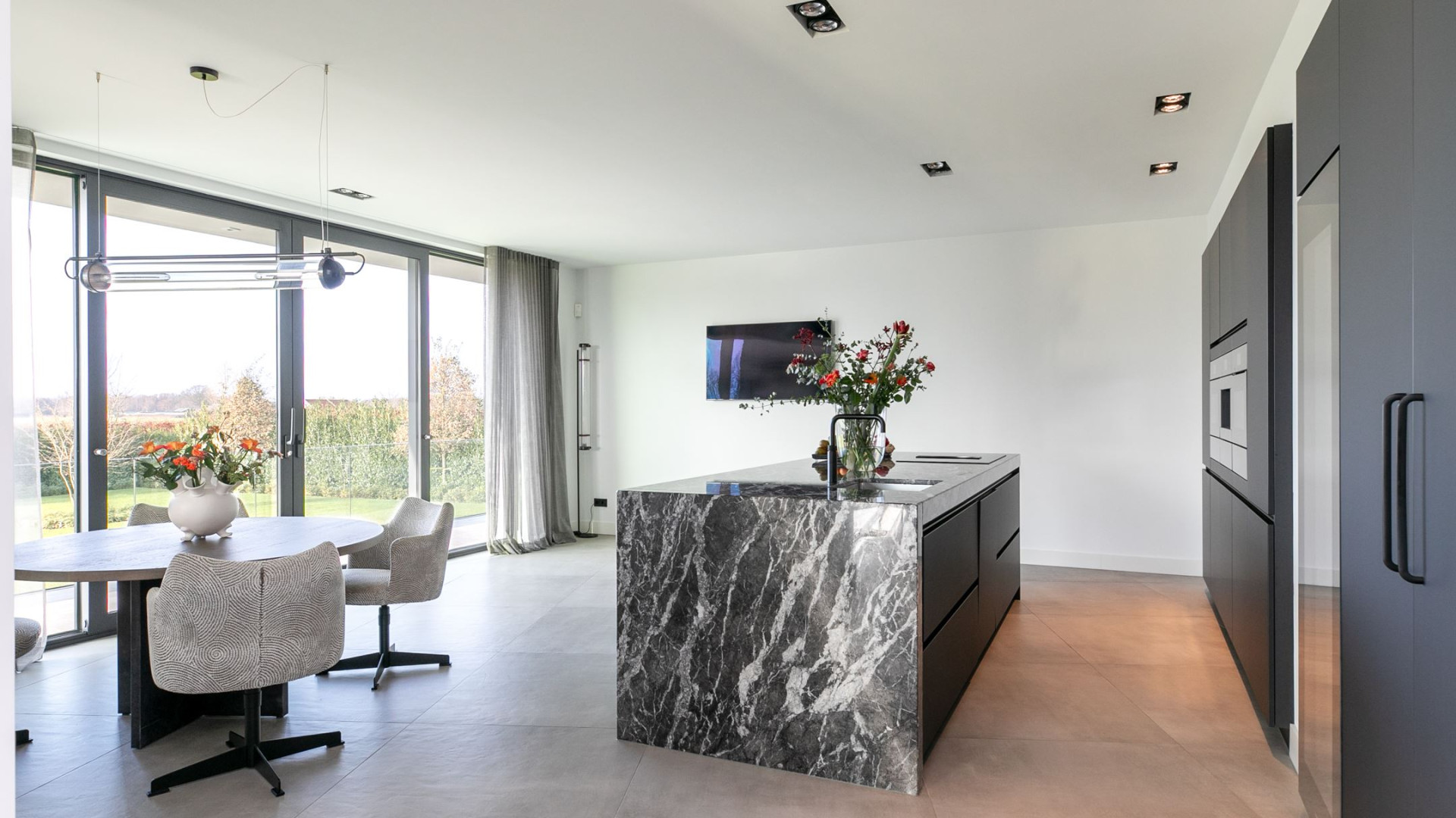 YouTube ster Gio Latooy sinds vanmorgen eigenaar van deze zeer luxe miljoenen villa. Zie foto's 22